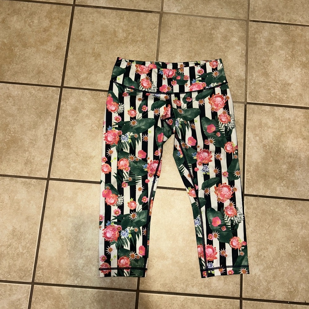Lululemon Wunder Under Crop in the Palm Play size 8